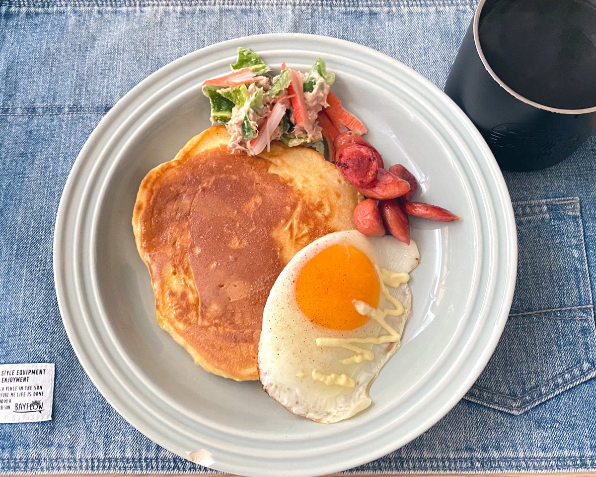 Caffeine おはよう 朝ごはん パンケーキがまだあったので またまたパンケーキ朝ごはん 野菜はピーマンとツナを和えてカニカマ乗せてみた キャンプで教えてもらったサラダ Camp キャンプ女子 キャンプ飯 練習 ピーマン パンケーキ 朝