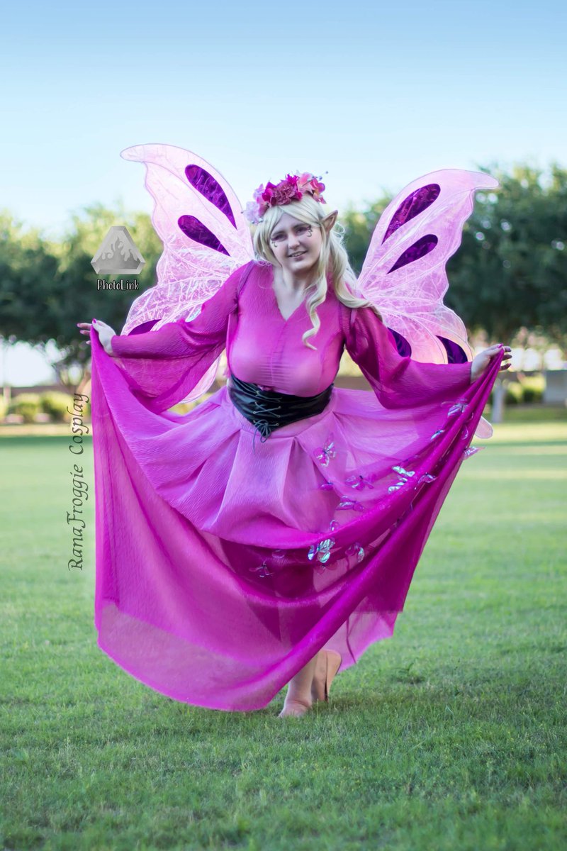 RanaFroggie's tweet photo. "Welcome, what businesses do you bring to the Fae Realm??"
.
Wing commissions OPEN, and future fae projects needing multiple models, dm me!
.
#fairy #pinkfairy #wings #wingsmith #fae #fantasy #fairywings #pink #cosplay #dress #cosplaygirl https://t.co/Hxt104VL8q