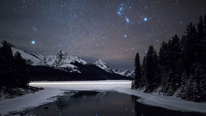 ForsakeCo's tweet photo. "There’s something about being under a sky so full of stars that it takes all words from you. You look up and the number of stars just feels impossible . . . That moment, to me, is a pure moment of wonder." —@jwfusco Read more on our blog: https://t.co/MAAj0zx1MI #greatoutside https://t.co/dCM8WptiIo
