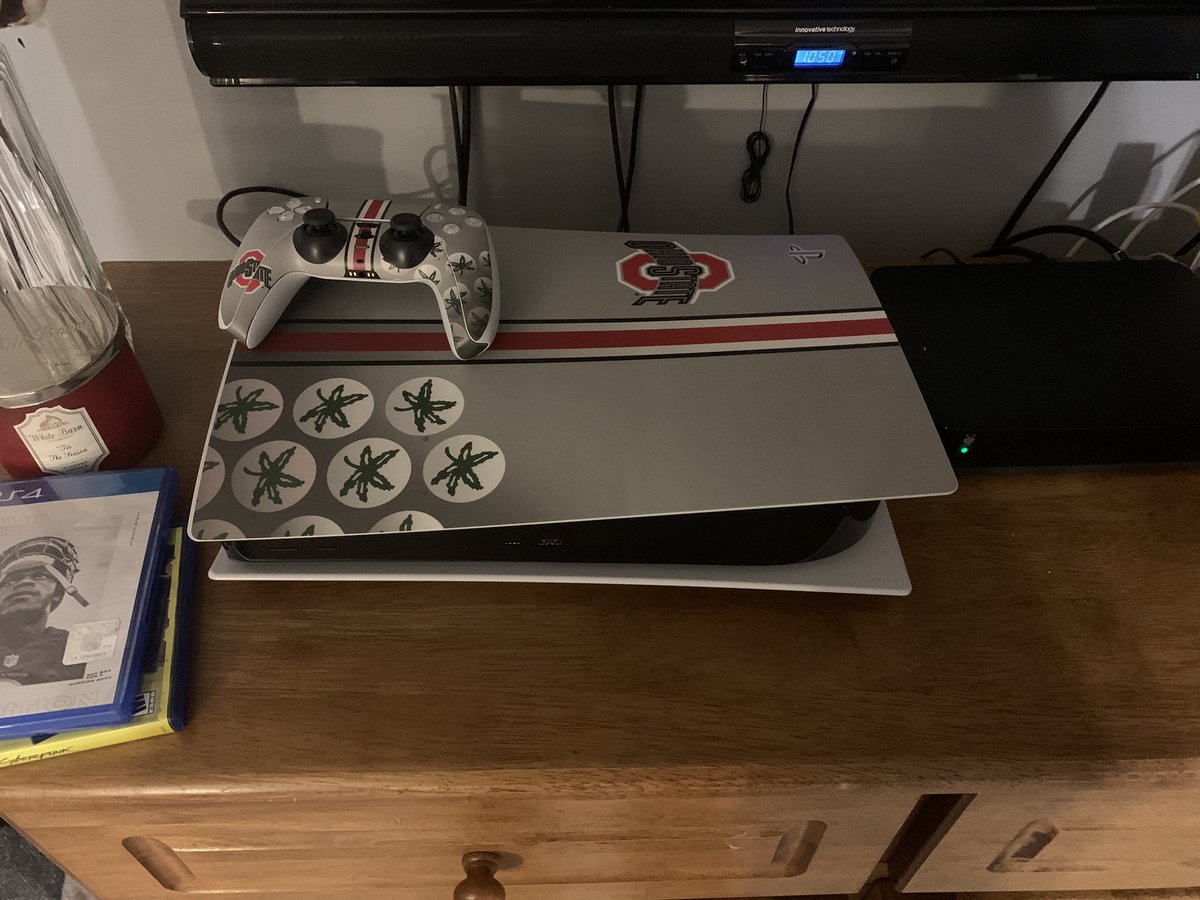 Obe1_sk's tweet photo. Had to rep @OhioStateFB now that I finally got my hands on the ps5 https://t.co/CRb417okDy