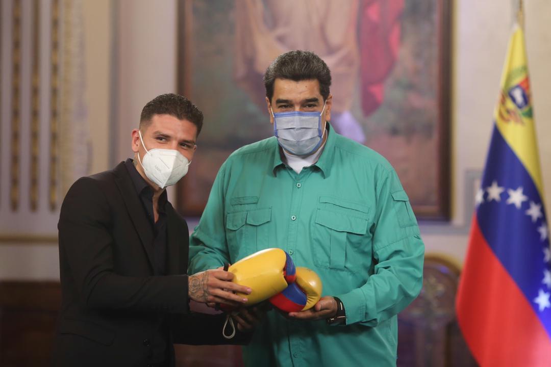 NicolasMaduro's tweet photo. El Campeón Mundial Súper Pluma, Roger Andrés Gutiérrez, me regaló sus guantes firmados. Gracias, eres una gloria joven del deporte, un talento que se pierde de vista. Atesoro mucho el obsequio, sobre todo en estos tiempos de batalla permanente, donde no debemos bajar la guardia. https://t.co/i1LJx2uHsZ