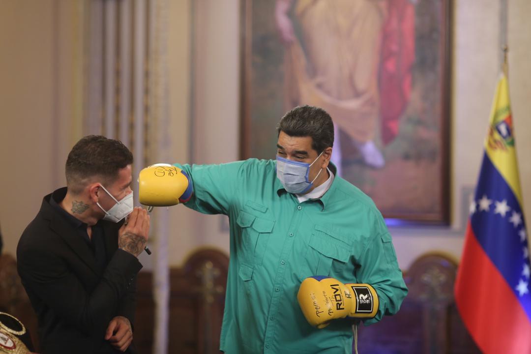NicolasMaduro's tweet photo. El Campeón Mundial Súper Pluma, Roger Andrés Gutiérrez, me regaló sus guantes firmados. Gracias, eres una gloria joven del deporte, un talento que se pierde de vista. Atesoro mucho el obsequio, sobre todo en estos tiempos de batalla permanente, donde no debemos bajar la guardia. https://t.co/i1LJx2uHsZ