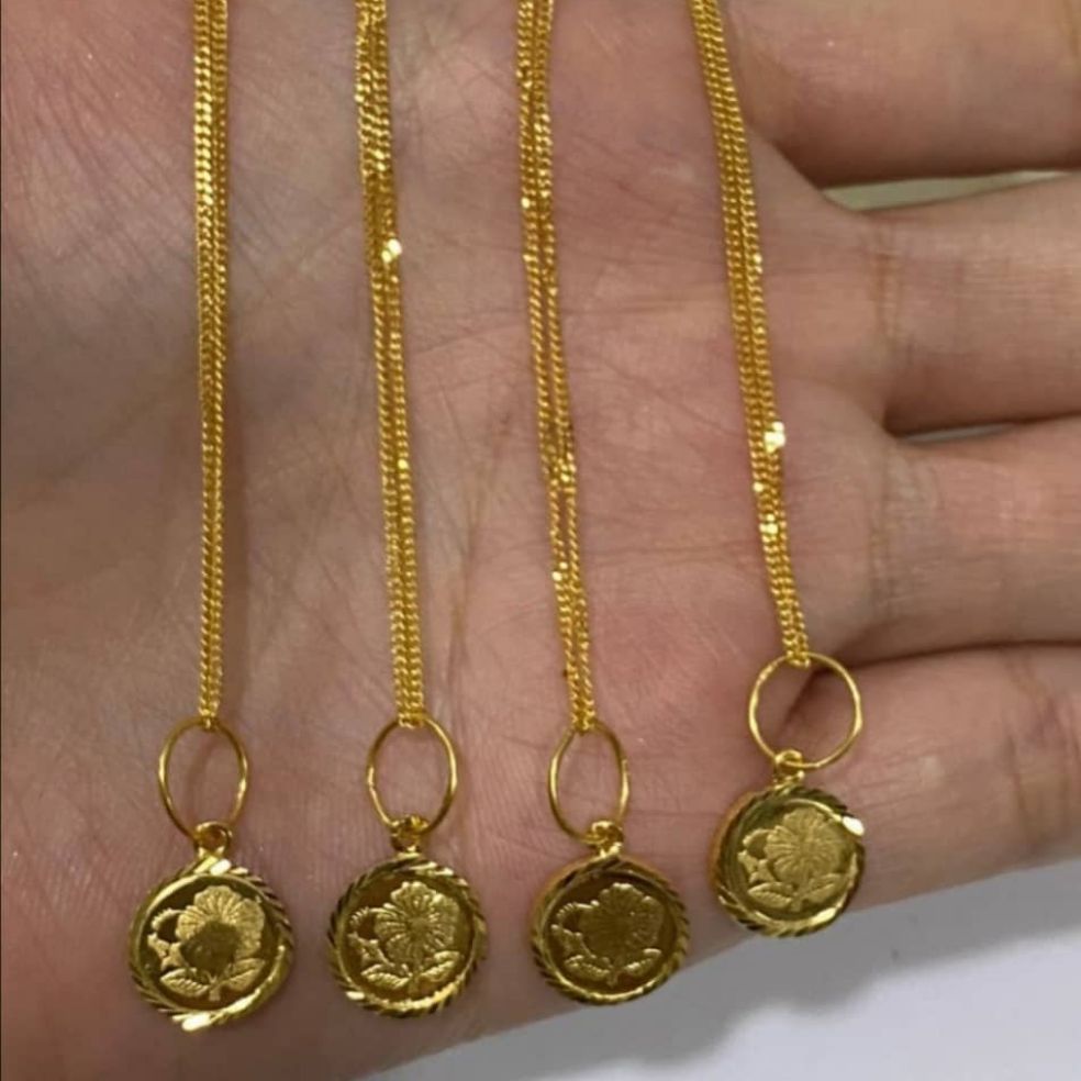 Mungkin dulu dorang beli loket emas bentuk seposen ada logo bunga raya + rantai tu tak sampai RM 300 pun waktu tahun 80-an. Cuba pergi kedai emas dan tanya harga jual balik sekarang. Mungkin boleh cecah RM 700-800. Berapa tahun tingkah tu baru dapat untung.