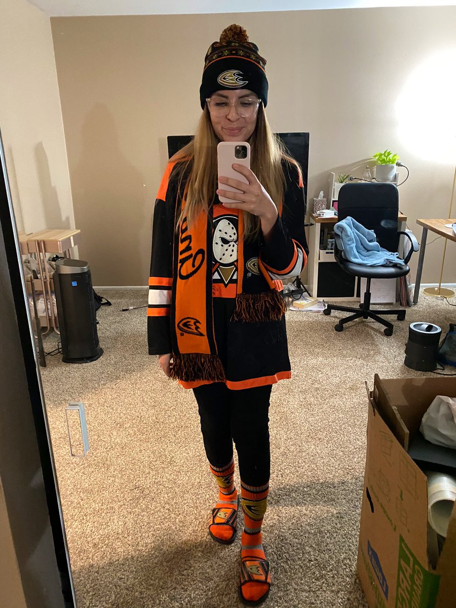 gostefaniego's tweet photo. 1st game of the season! #LetsGoDucks @AnaheimDucks https://t.co/t04pTtgtXW