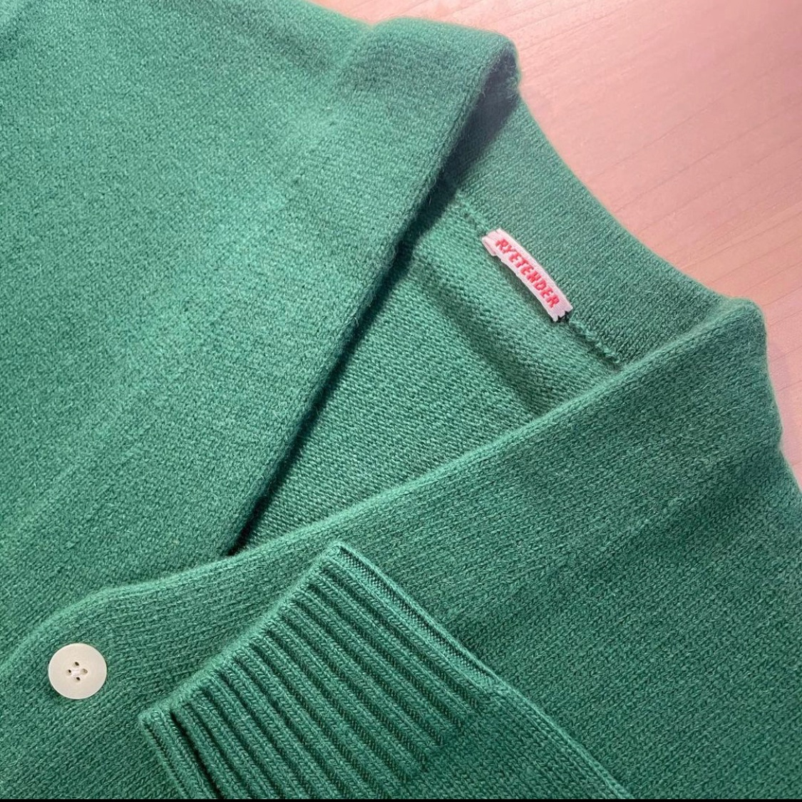 hokuto_sd's tweet photo. 廃棄されるはずだった残糸残布をアップサイクルするプロジェクトRYE TENDERのカシミヤ混ウールカーディガン。
アップサイクルというのも良いけど、プロダクトとしてかなり拘りが感じられるつくりだし、色も最高。
#ryetender https://t.co/zclaBacM0W