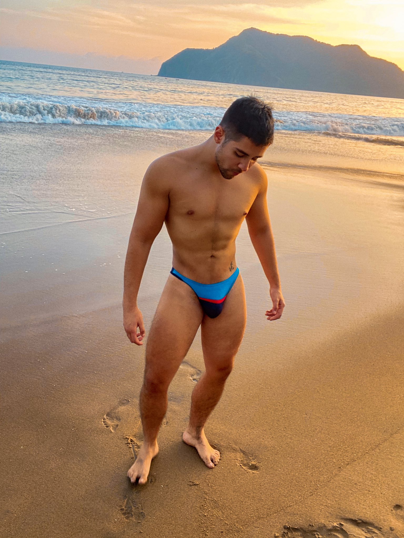 ErviLJAVcAkqzDs?format=jpg&name=large