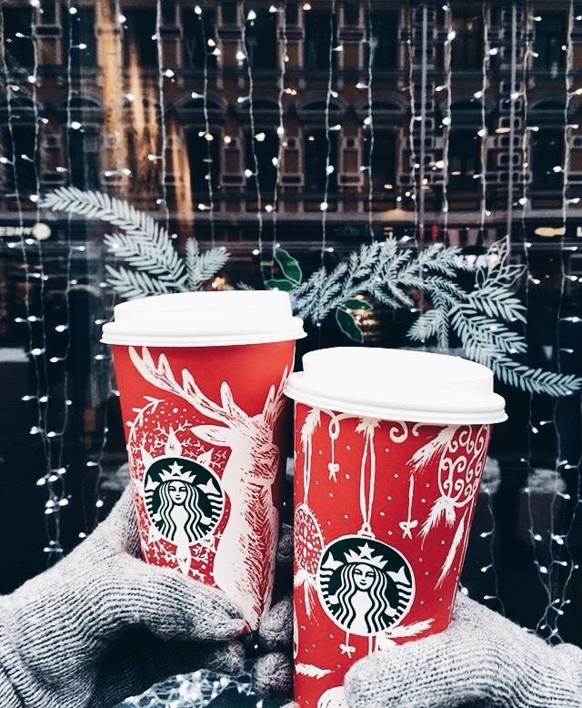 —Después de salir de la cafetería con <a href="/twinJillie1/">Joseph</a> toman una foto cursi -raro en ellos- antes de seguir su camino por la avenida. Habían estado saliendo de paseo a diario para disfrutar del clima.—