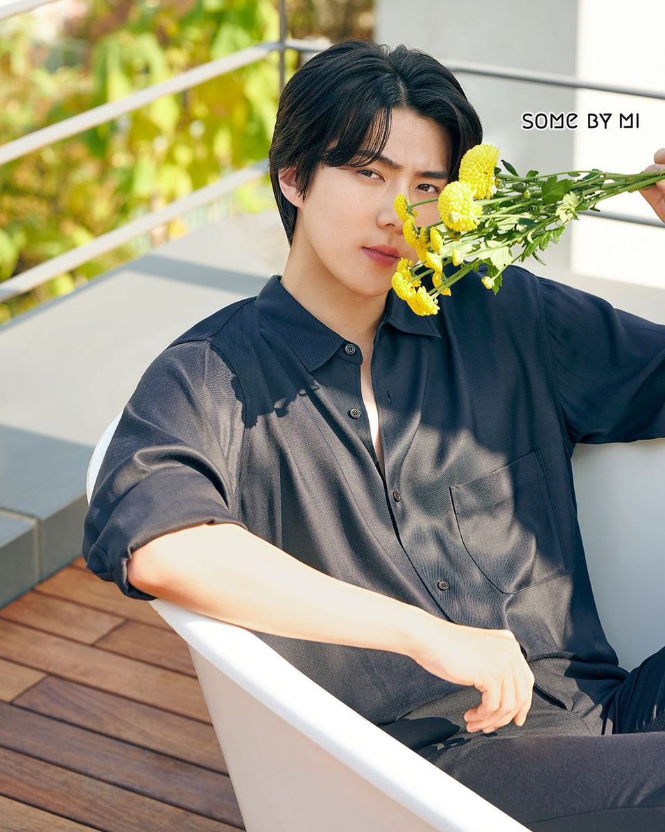 Doubℓe Est 더블이스트 Oh Sehun With Flowers Finally We Got The Full Picture His Long Hair And Comma Hairstyle Looks Very Nice Handsome 세훈 Sehun 엑소 Exo