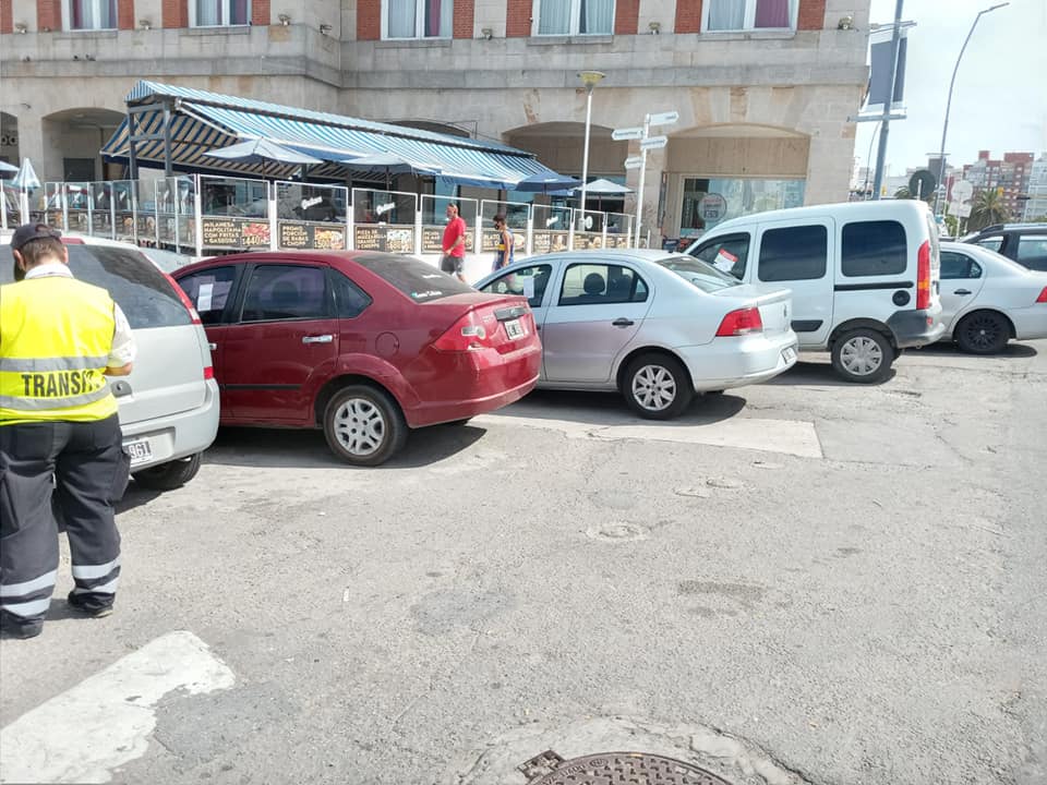 commgp's tweet photo. Este domingo en las caminatas de prevención el personal de Tránsito realizó más de 40 actas a vehículos estacionados en lugares no permitidos.
Es importante estacionar en lugares habilitados para tener una ciudad ordenada. https://t.co/UEcYL3FQ2y