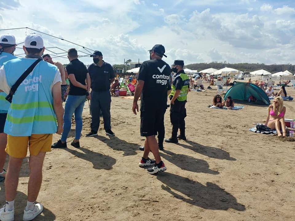 commgp's tweet photo. En los controles diarios detectamos que en una playa un grupo de jóvenes estaba haciendo un encuentro espontáneo con fines festivos. Para evitarlo restringimos, en conjunto con el personal policial, el ingreso a la playa y secuestramos las bebidas alcohólicas. https://t.co/yhwD3RTEjR