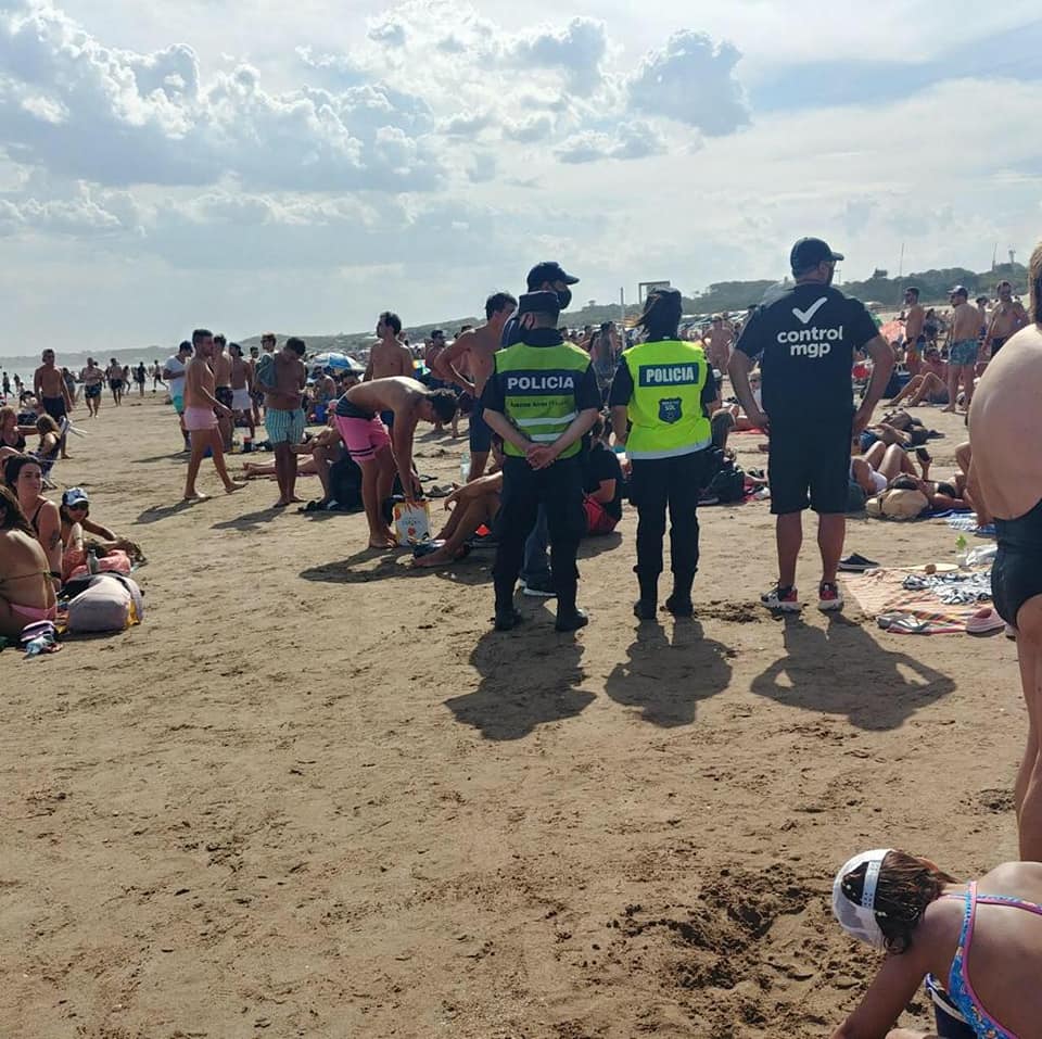 commgp's tweet photo. En los controles diarios detectamos que en una playa un grupo de jóvenes estaba haciendo un encuentro espontáneo con fines festivos. Para evitarlo restringimos, en conjunto con el personal policial, el ingreso a la playa y secuestramos las bebidas alcohólicas. https://t.co/yhwD3RTEjR
