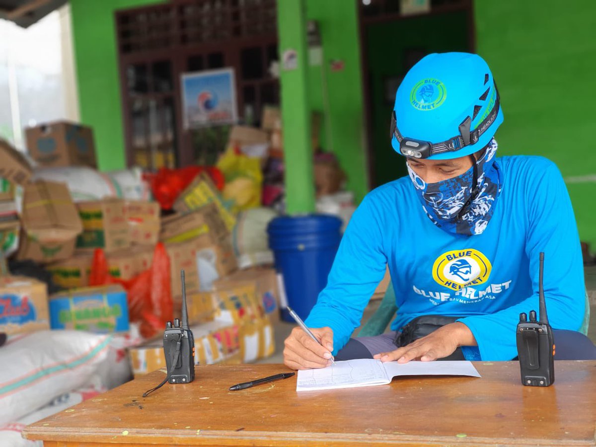 Fahrihamzah's tweet image. Kita doakan teman2 #BlueHelmet yg telah bergerak cepat menuju lokasi bencana di #gempamamuju #gempamajene