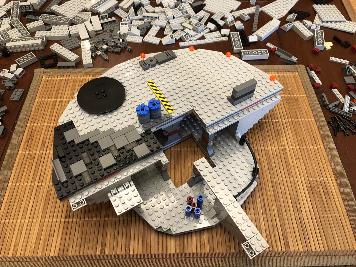 We build another quadrant that’s much the same on the bottom, but has some different colored plates on top. Plop it counter-clockwise of the previous section.  #LEGO  