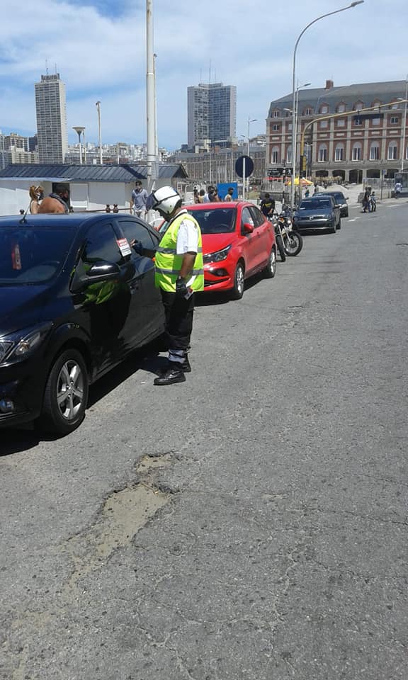 commgp's tweet photo. Esta tarde el personal de Tránsito realizó actas a más de 50 vehículos por estar estacionados en lugares no permitidos.
Respetar las normas nos permite tener una ciudad ordenada y segura. https://t.co/auk3wC9UO8