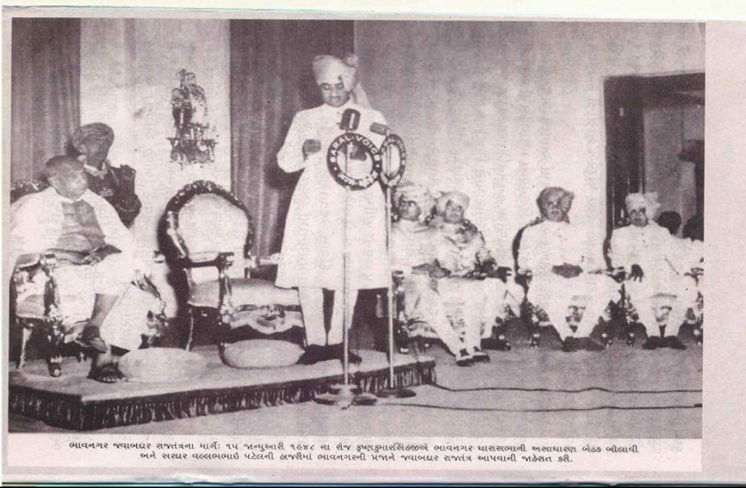 Rajdeepsinhji__'s tweet photo. આજે 15 જાન્યુઆરી છે.આજનો દિવસ ભાવનગર માટે ખુબ જ મહત્વનો છે .१५ जनवरी १ ९ ४८ का इतिहास महाराजा श्री कृष्णकुमारसिंहजी गोहिले सामने से गद्दी त्यागने का निर्णय लिया..और १७ दिसम्बर १ ९ ४७ के दिन दिल्ही में महात्मा गांधीजी को मिल कर भारत संध राज्य में जुड़ने का निर्णय सुनाया . @YSJRSG https://t.co/X0UextQYUK