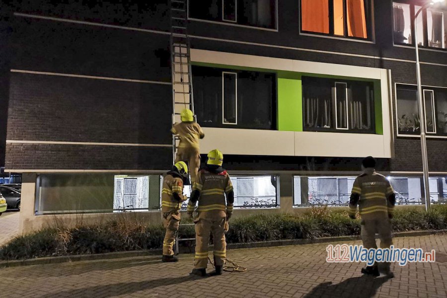 Brandweer opent deur van appartement met kettingzaag na afgaan rookalarm. 112Wageningen.