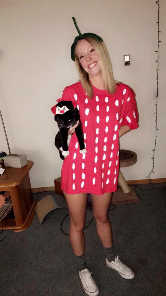 jbay_12's tweet photo. It’s national dress up your pet day ❤️ https://t.co/XnFv9IzdGh