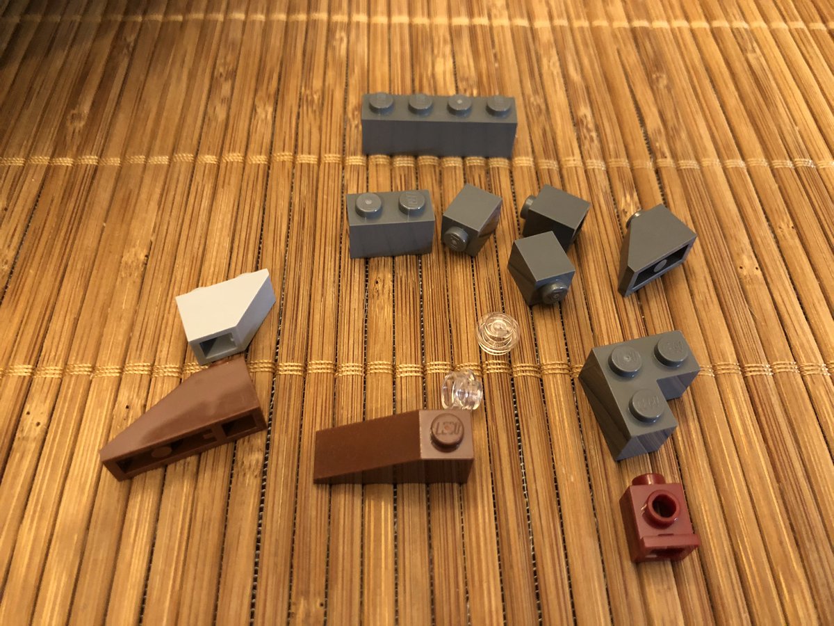 Still trying to figure out how to show the pieces as well as where they go, without the new pieces being 2 pixels wide. Hope I’ve found the right balance.We start by completing some of the wall around the center and create a doorway.  #LEGO  