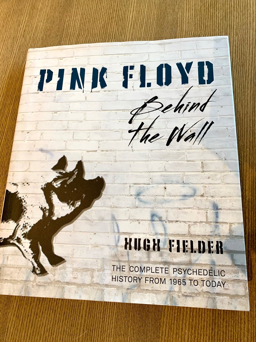 代官山 蔦屋書店 音楽フロア 洋書紹介 Pink Floyd Behind The Wall ロックレジェンド ピンク フロイドの結成から現在までを豊富な写真と共に追う書籍です S バレット在籍時からギルモア時代までの歴史を網羅し ヒプノシス関連のアートワークも充実