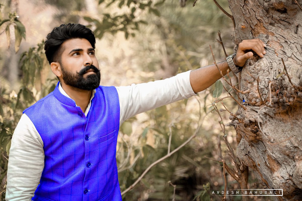 AvdeshBahubali's tweet photo. जीवन मे आपको रोकने टोकने वाला कोई है तो उसका एहसान मानना चाहिए, क्यो की जिन बागों में माली नही होते वो बाग जल्दी ही उजड़ जाते हैं।।
In frame @avdeshthoughts @avdeshbahubali
#reel #pic #photoshoot #picture #outfit #actor #artist #avdeshbahubali #hero #model #modelspose https://t.co/2BKaDKR7h2