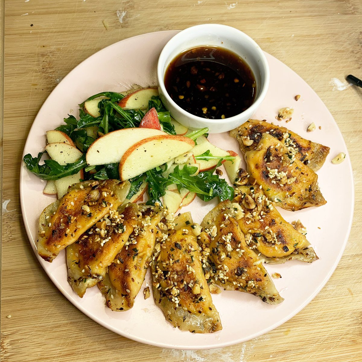 pprettyplate's tweet photo. #Vegan carrot dumplings with hazelnut &amp; apple arugula salad
recipe via~ .@PurpleCarrotXO 🥕 https://t.co/W7yQ0dONNL