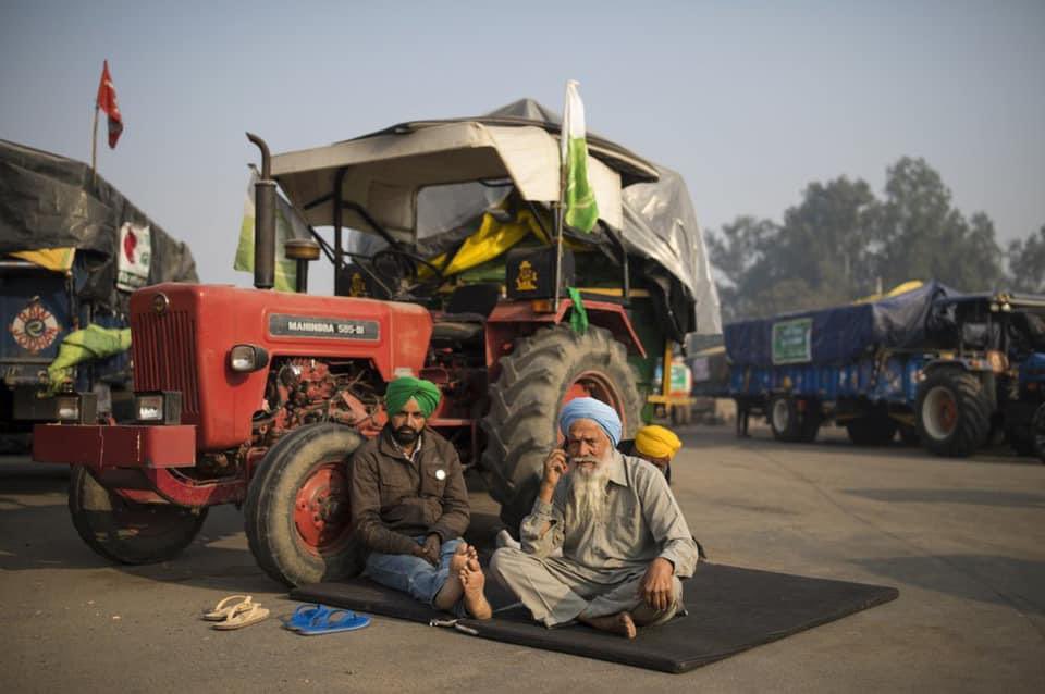 kisanektamorcha's tweet photo. We look good in fields (Mitti mein Mitti hote) not on concrete roads. Actually now Mitti below these concrete roads have also started Loving us so we’ll not go back empty handed. 
🙏🏻 Be Our Voice 🙏🏻 #RepealFarmActsToday https://t.co/L2FSMVujK4