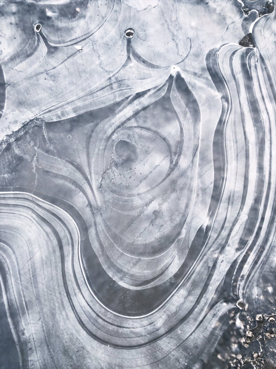 JohnThrelfall_'s tweet image. Ice patterns in front of the house this morning! #ice #icepatterns #Winter #Frost