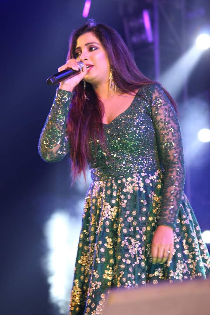 SonaSsg's tweet photo. The Swag that the Queen holds on stage! β₯
@shreyaghoshal - Green suited you the most! Would you Please wear this outfit again in ahead..
#SGSLAYED #SGROCKS https://t.co/26ESrVNTB5