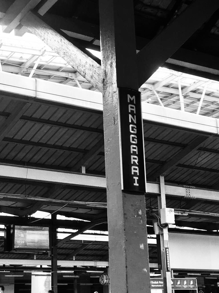 BundaUlvi's tweet photo. Stasiun yang mengajarkan arti menunggu yang sebenarnya...
#stasiuntransit #stasiunmanggarai #senjadimanggarai  #krlcommuterlinejabodetabek #rokerbekasi #myworld #mylife https://t.co/g2WQPLIoS7