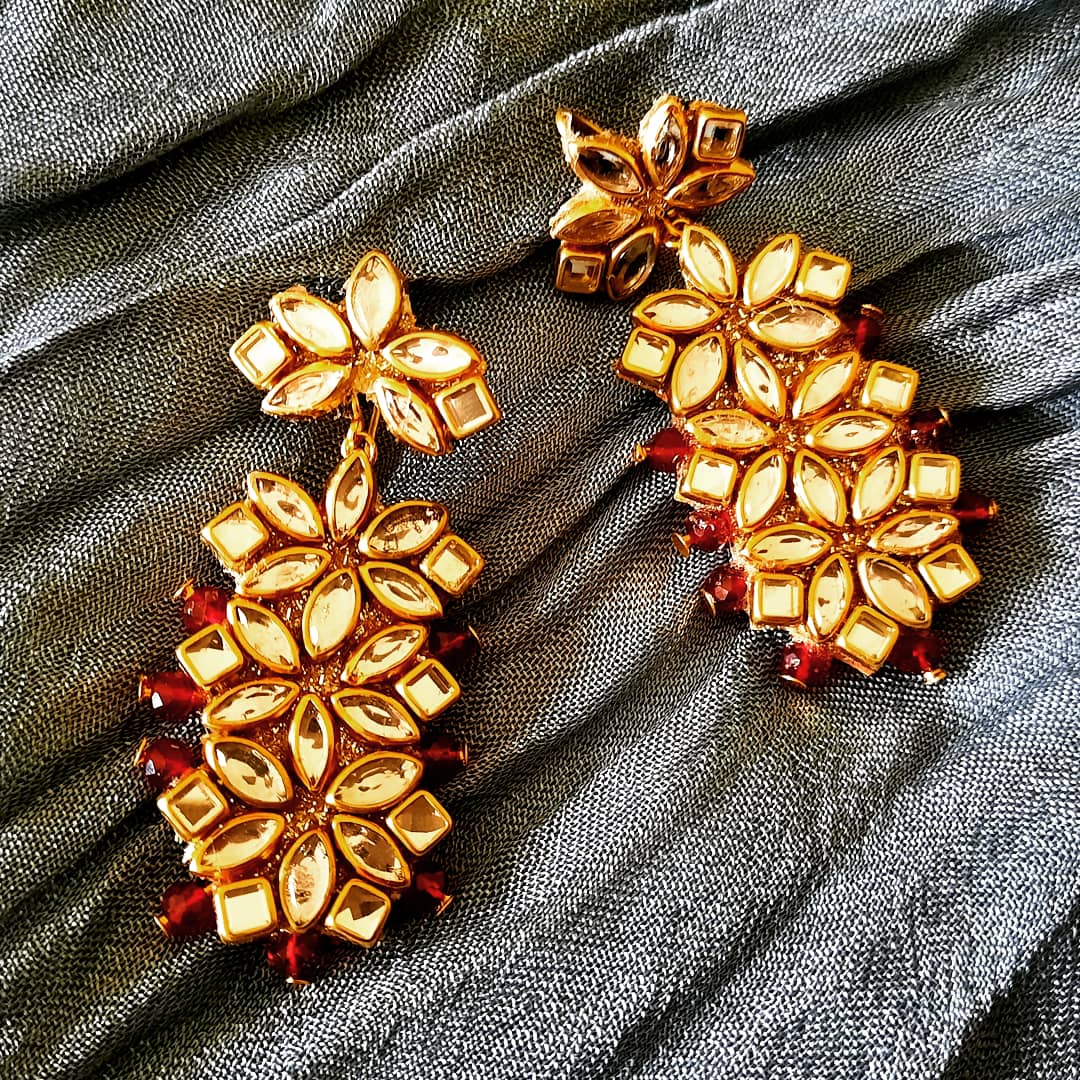 Kundan earrings by KhadijaHasan..
Price: 800/-
Cash on delivery..
#kundanmala #kundanearring #kundanchoker #kundanjewellery #handmadejewelry #handmadecollection #handmadebangles