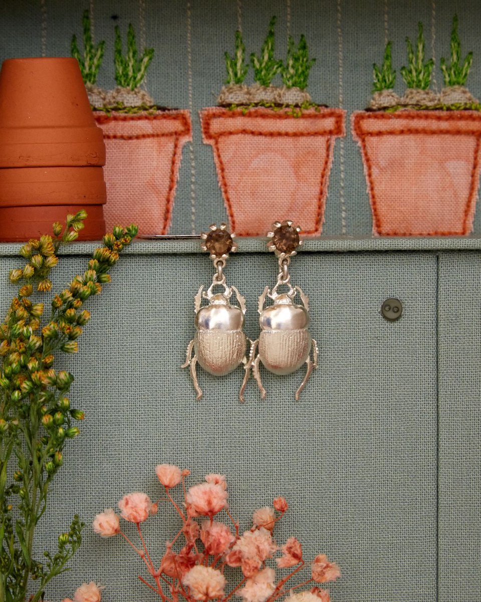 alexmonroe's tweet photo. #DressUpFridays are back!β¨ Our Dor Beetle Earrings, set with striking smoky quartz studs, are the perfect compliment to your favourite loungewear!π π What are your favourite statement Alex Monroe earrings? β¨ https://t.co/7ip10OOZbB π
#AlexMonroe #HandmadeinEngland https://t.co/E59sxmG1w5