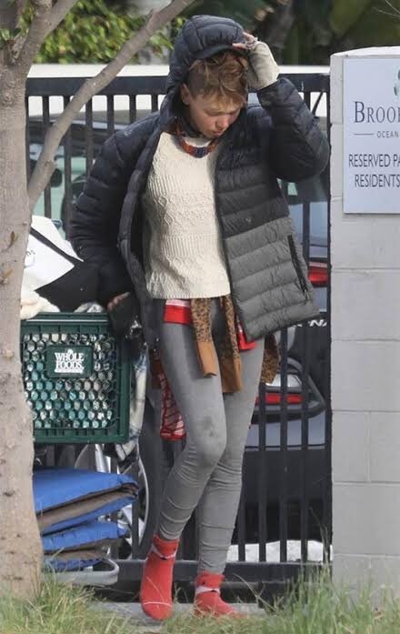 MahluklarMag's tweet image. 1989-2001 yılları arasında yayımlanmış olan 'Sahil Güvenlik' dizisinde rol alan Jeremy Jackson'ın model olan eski eşi Loni Willision, çöpleri karıştırırken görüntülendi.

#loniwillison #gündem #magazin