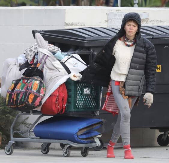 MahluklarMag's tweet image. 1989-2001 yılları arasında yayımlanmış olan 'Sahil Güvenlik' dizisinde rol alan Jeremy Jackson'ın model olan eski eşi Loni Willision, çöpleri karıştırırken görüntülendi.

#loniwillison #gündem #magazin