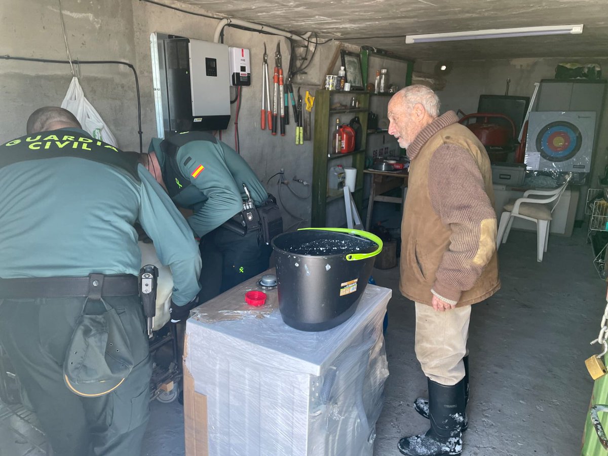 guardiacivil's tweet photo. Un aplauso 👏 para los guardia civiles de Bargas que a pesar de las dificultades del camino cargaron durante más de 1 km con alimentos y gasolina para entregárselos a un mayor de 83 años que se encontraba aislado y sin electricidad, calefacción ni agua caliente.
#TemporalFilomena https://t.co/57BshNbMJK