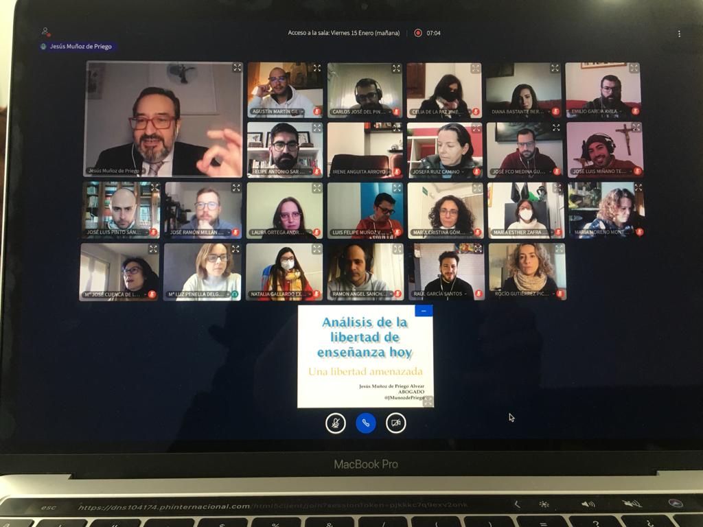 EC_Andalucia's tweet photo. 💻 Inmersos en las sesiones del Módulo I del Curso de Liderazgo Directivo, cuyas plazas se agotaron en tiempo récord.
🔝 Gran nivel en todas las intervenciones. 
💚 Gracias por compartir vuestro conocimiento, Antonio Montero @t_arantxa @JMunozdePriego @ejruizgarcia @lourdescafer https://t.co/dimFmehBq5