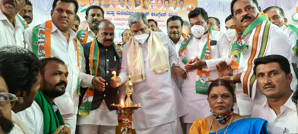 Withmbpatil's tweet photo. ದಾವಣಗೆರೆ ಜಿಲ್ಲೆಯ ಹರಿಹರ ವಿಧಾನಸಭೆ ಕ್ಷೇತ್ರದ ಗ್ರಾಮ ಪಂಚಾಯಿತಿಗಳಿಗೆ ನೂತನವಾಗಿ ಆಯ್ಕೆಯಾಗಿರುವ ಸದಸ್ಯರಿಗಾಗಿ ಆಯೋಜಿಸಿದ್ದ ಸನ್ಮಾನ ಸಮಾರಂಭವನ್ನು @siddaramaiah ಅವರು ಉದ್ಘಾಟಿಸಿದರು. ಮಾಜಿ ಸಚಿವರಾದ ಎಂ.ಬಿ.ಪಾಟೀಲರು, ಶಾಸಕ ರಾಮಪ್ಪ ಮತ್ತಿತರರು ಹಾಜರಿದ್ದರು.

@INCKarnataka @INCVijayapurBij @IYCVijayapura @INCIndia https://t.co/wVkbSxxXnP