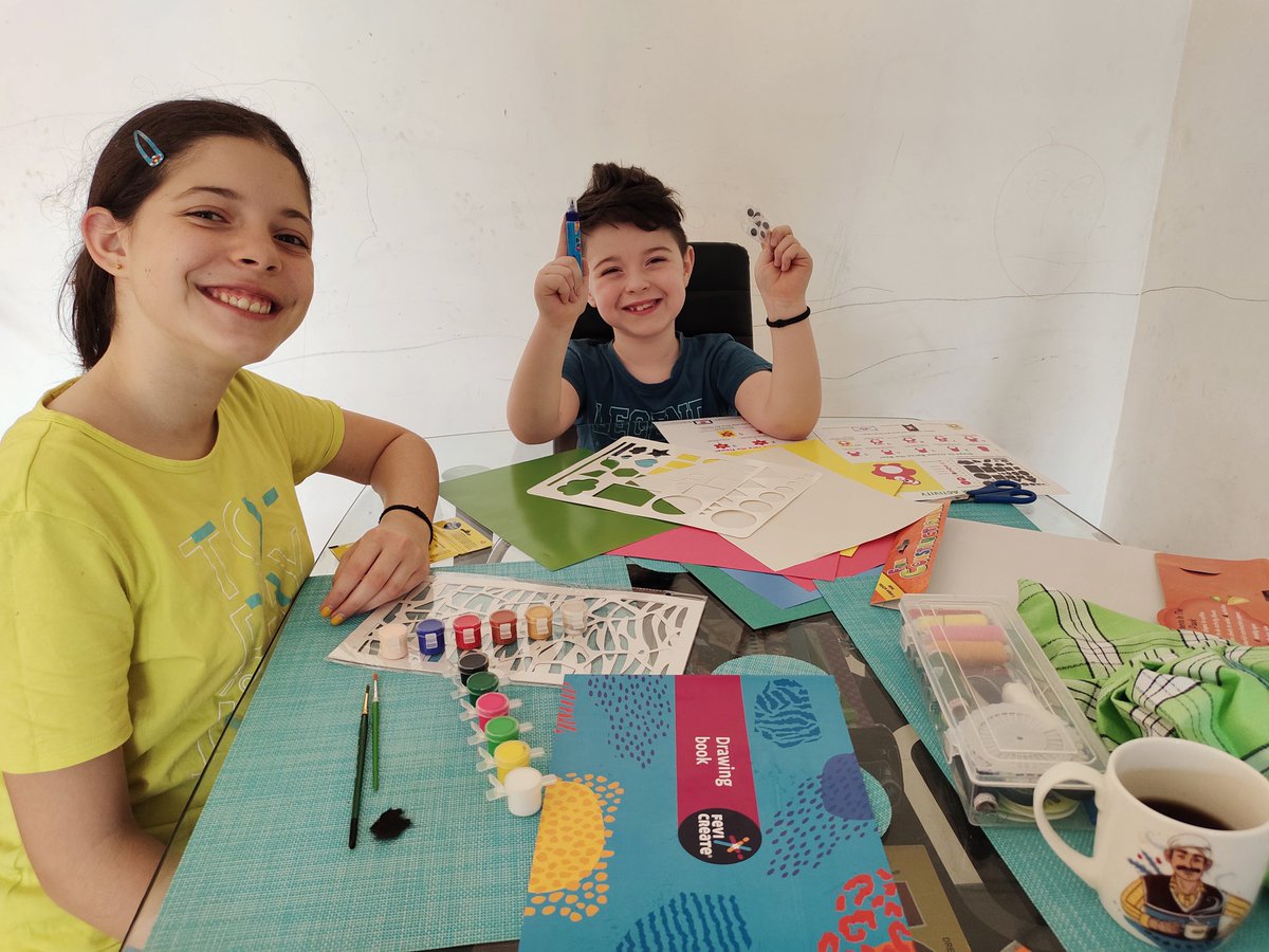 homeschoolfun_'s tweet photo. #friday #mornings calls for #arttime !!🎨

Got these great art kits from More Mega-Store in Kodigehalle, Bangalore.

It's perfect for getting these little busy bodies to sit down for longer than 10min😂 and get creative ❤️

What do you do on Friday mornings?
#family #coffee https://t.co/KVE4XF8G9F