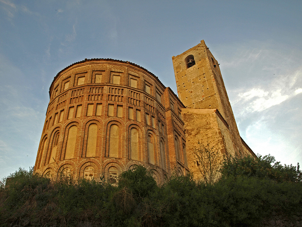 #CUELLARVILLATRESCULTURAS
Cuéllar es uno de los núcleos más importantes del arte mudéjar de Castilla y León y un claro exponente es la iglesia de San Esteban con su maravillo ábside.
Fotografía: @turismocuellar
<a href="/aytocuellar/">Ayuntamiento de Cuéllar</a> @CyLesVida <a href="/arteviajarmoto/">El Arte de Viajar en Moto</a> <a href="/RevistaGoTravel/">Go Travel</a>