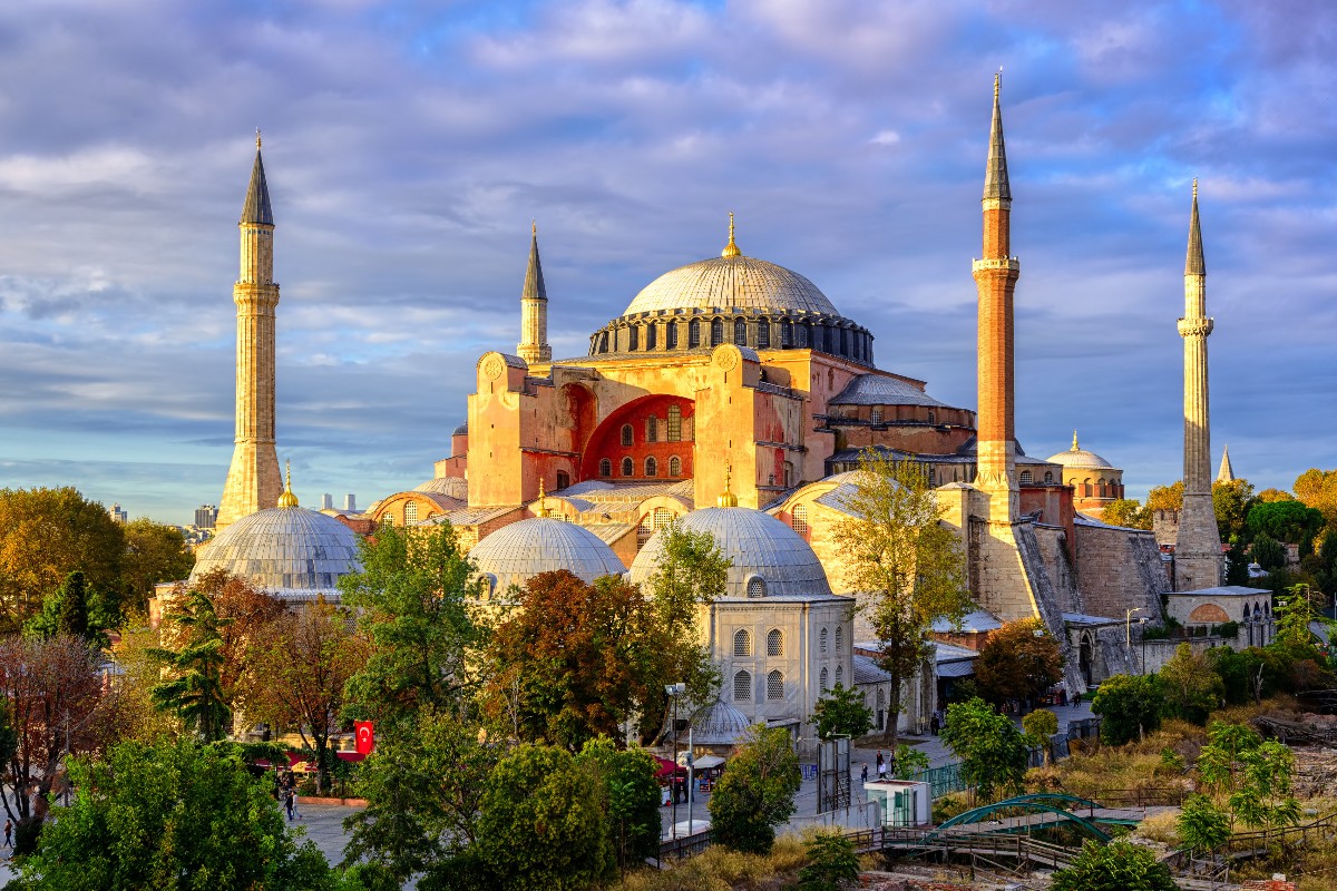pennyappeal's tweet photo. 📍 #Istanbul, #Turkey
🕌 Originally built as a church in Constantinople, the Hagia Sophia Grand #Mosque is our #MasjidoftheWeek!
❓ Did you know...The meaning of "Hagia Sophia" is Holy Wisdom. https://t.co/5rhJH3wWjf