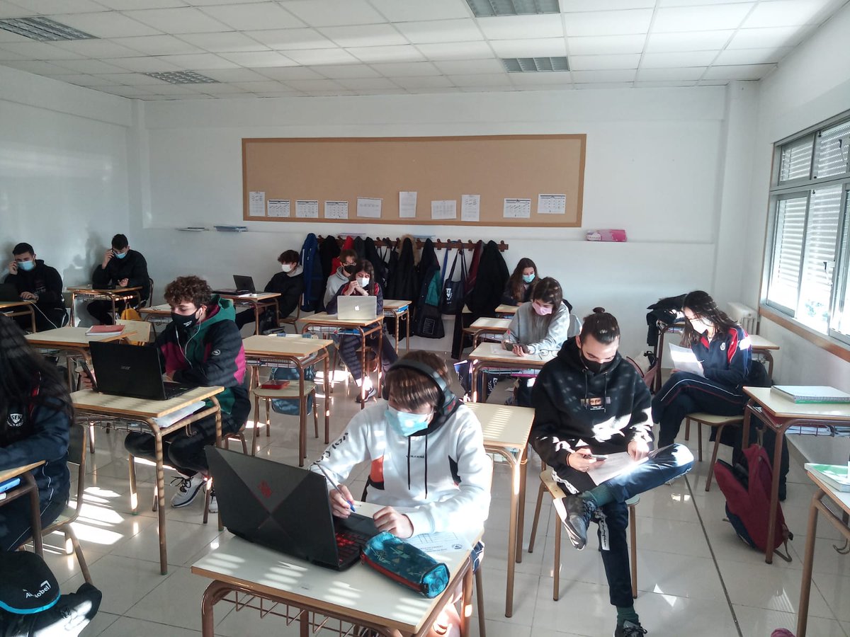 prensatlantico's tweet photo. Está pasando... debate en quinto de EP, ¿está la ciudadanía española concienciada con los problemas derivados del cambio climático? Equipos, capitanes y jurado colaborando a través de Teams.@institucionsek @sekatlantico @AEtwinning https://t.co/CCOEL7GP2P