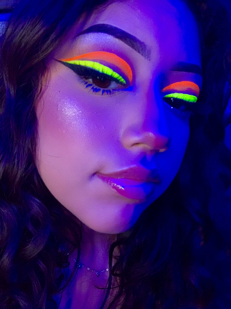 ariahcole's tweet photo. neon 😁 https://t.co/XYYibyrmCQ