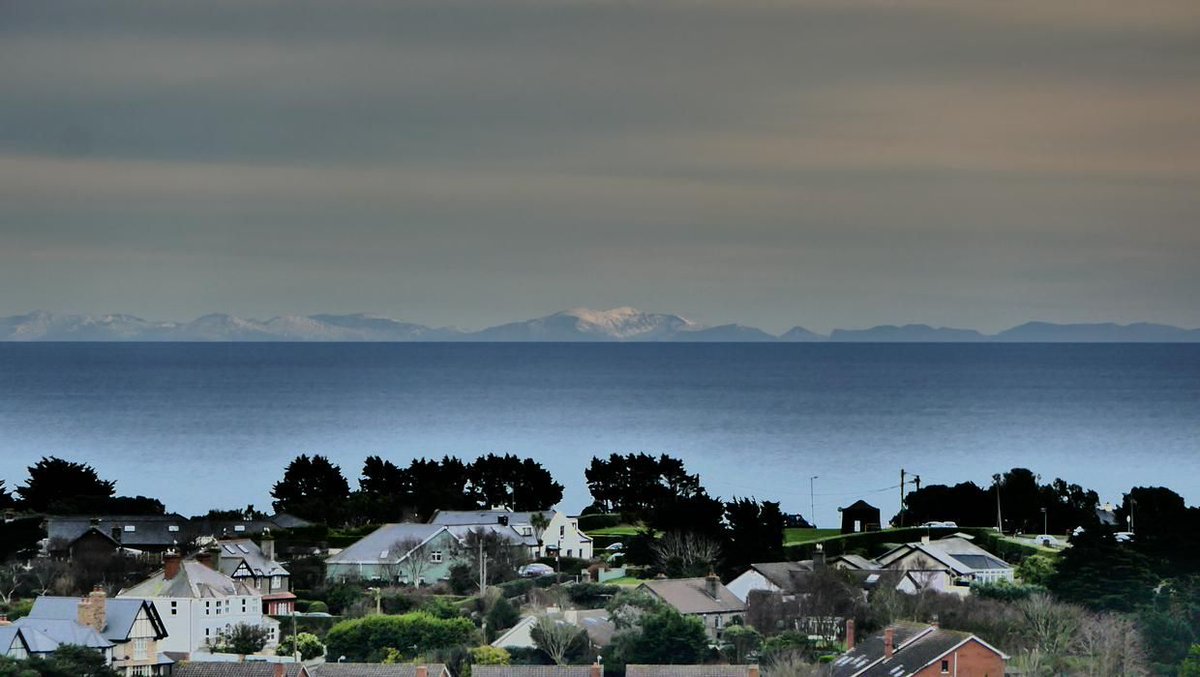 Independent_ie's tweet photo. 'I was surprised by how clear it was' - Stunning photo of snowy Wales taken from Dublin https://t.co/kmnT8LUuNQ https://t.co/N5GSjsMSj1