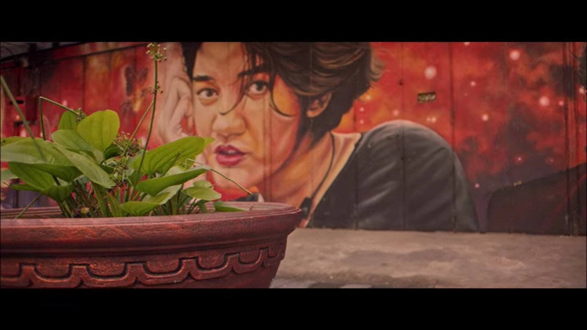 Dari adegan pada film #SobatAmbyar, ada yang sangat menarik perhatian saya. Salah satunya ini. Menampilkan 2 legenda dalam musik.

Nike Ardilla dan Kurt Cobain.

Saya penasaran mungkin ada hal tersirat, dengan menampilkan 2 bintang besar ini?

🤔