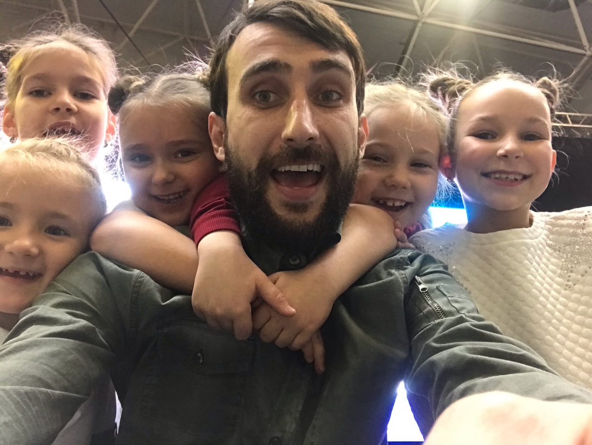 Музыкант из Ханты-Мансийска ​​Игорь Сиренко четыре года работает с детьми-аутистами, его методики помогают особенным детям запускать речь​ priderussia.ru/pomoshch/muzik…