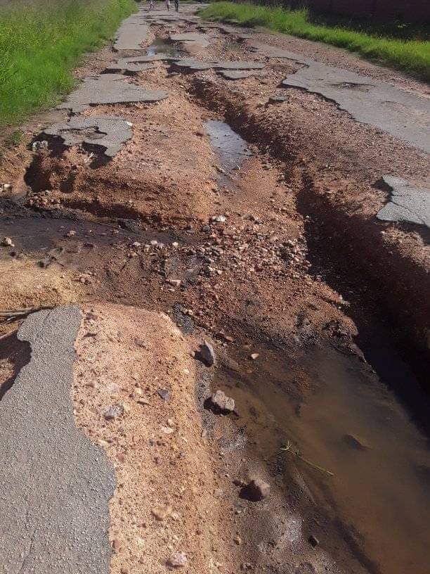 MasvingoMurra's tweet photo. The road below leads to Chikato Primary School @MasvingoCity,residents demand quality &amp; equitable service https://t.co/DiTnRz2M7p do you expect someone in a wheelchair to use that road @tiddgozo @EdwardMukarati1 @TellZimbabwe @HevoiFm https://t.co/6pRdCpGX5J