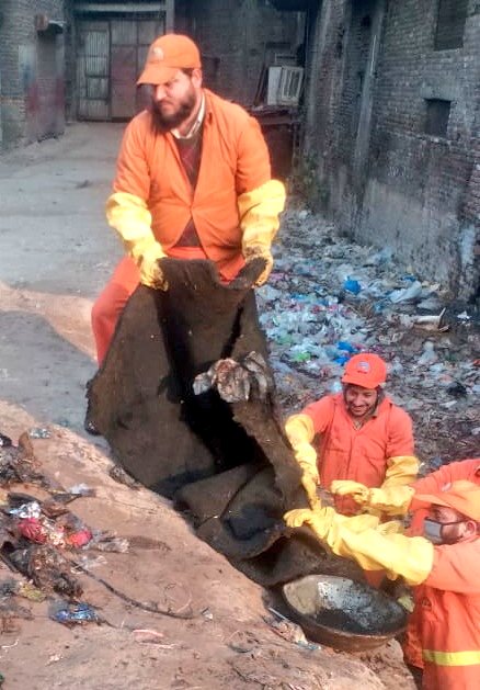 wsspofficial's tweet photo. A blanket flung by residents in main drain is being disposed off by @wsspofficial #OrangeForce #WSSP .
Unless The Community adhere to responsible attitude; Visible change in #WASH will remain a distant objective. https://t.co/lDFXKuMv8u