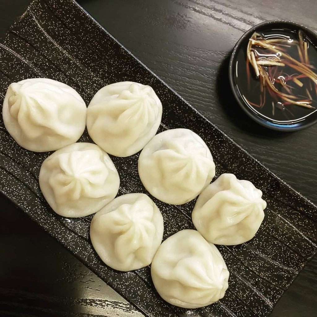 slabster13's tweet photo. Xiao long bao, bow 🥢🥢🥢
.
#food #xiaolongbao #hungryintaipei #eatTaiwan #wheninTaipei #taipei #taiwan https://t.co/K7KePH5JmU https://t.co/f7swanaNef
