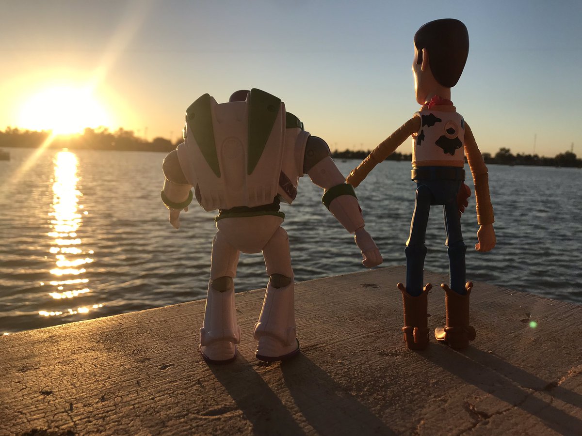 ServirAmary's tweet photo. Buzz y Woody recorriendo una ciudad muy bonita. https://t.co/zpn7sI7OqH