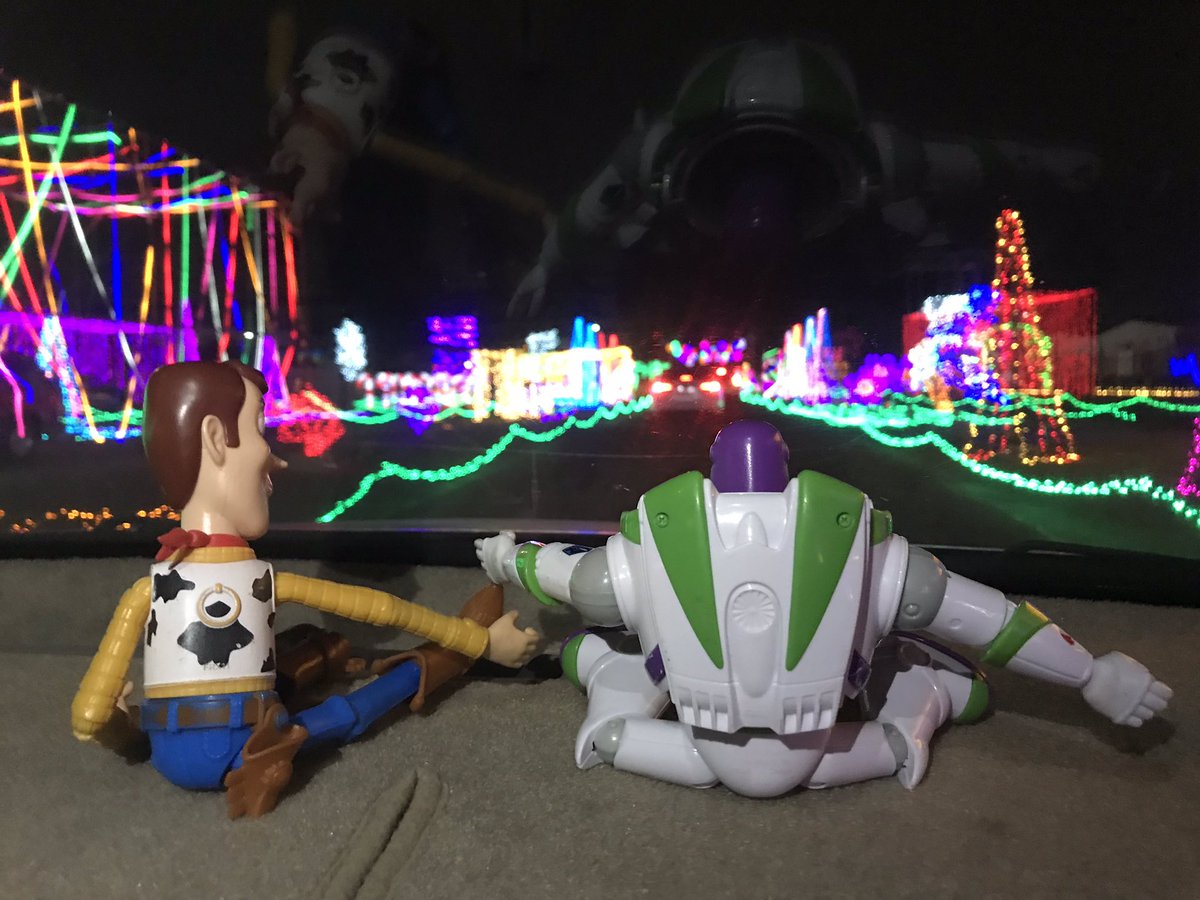 ServirAmary's tweet photo. Buzz y Woody recorriendo una ciudad muy bonita. https://t.co/zpn7sI7OqH