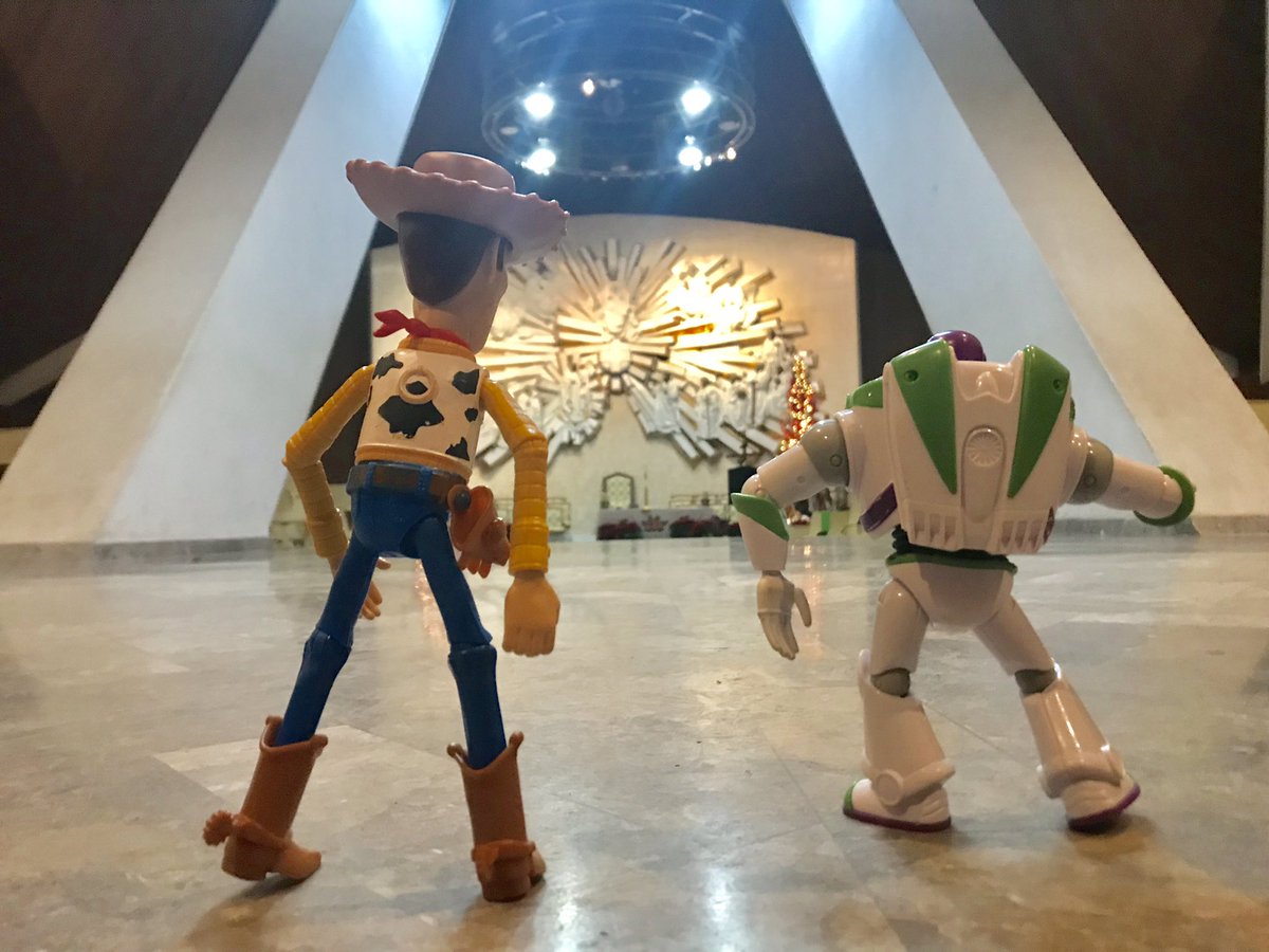 ServirAmary's tweet photo. Buzz y Woody recorriendo una ciudad muy bonita. https://t.co/zpn7sI7OqH
